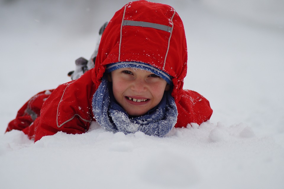 dítě na sněhu