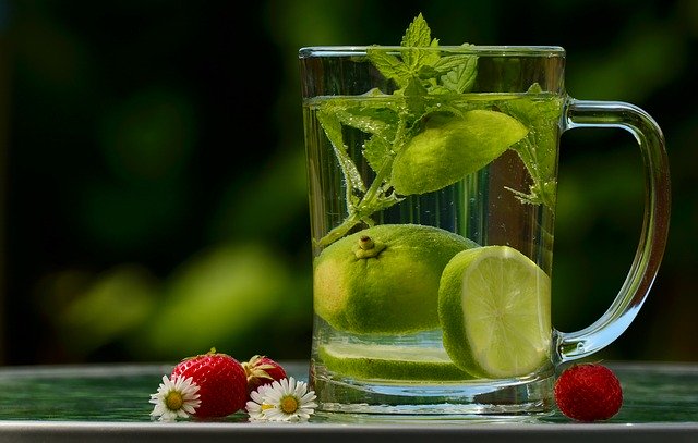 voda s citrónem