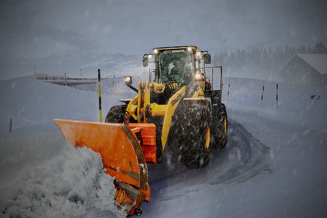 traktor s pluhem